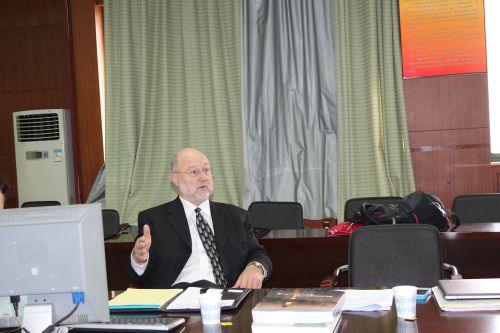美国伊利诺伊大学春田分校会计系主任与365英国官网教师进行课程交流