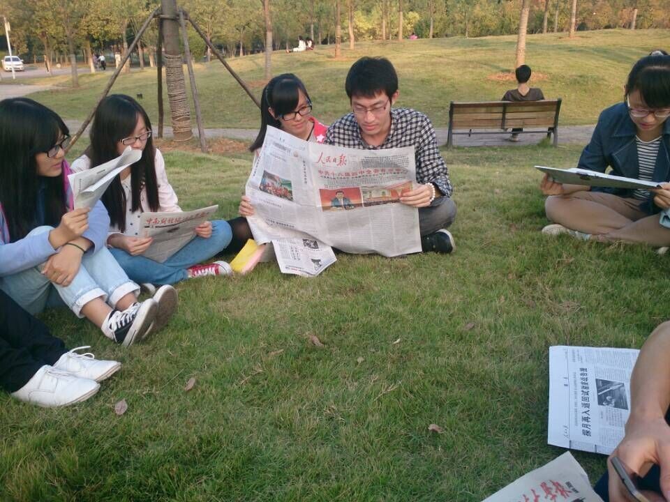 365英国上市官网在线2012级党支部学习贯彻十八届四中全会精神
