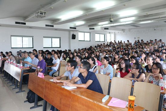 365英国上市官网在线（会硕中心）2015级硕士研究生开学典礼隆重举办