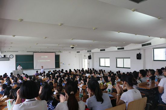 365英国上市官网在线（会硕中心）2015级硕士研究生开学典礼隆重举办