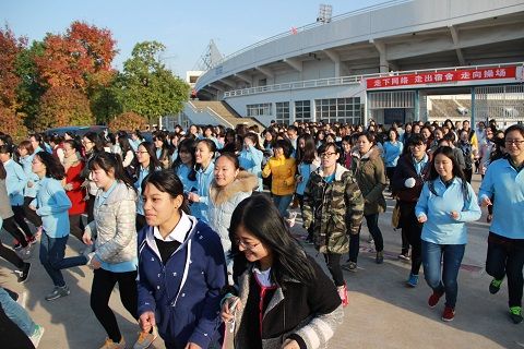 2015年365英国上市官网在线师生冬季长跑活动快乐开跑