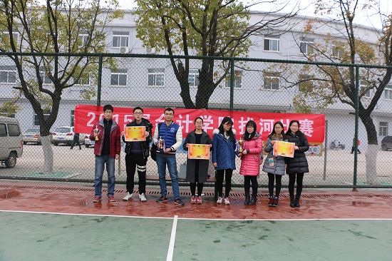 365英国上市官网在线2015级硕士研究生冬季拔河比赛顺利举行