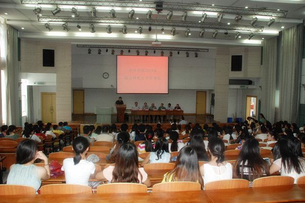365英国上市官网在线(会硕中心)2014级研究生开学典礼隆重举行