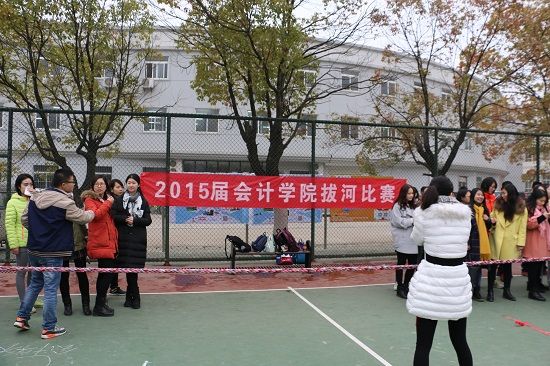 365英国上市官网在线2015级硕士研究生冬季拔河比赛顺利举行