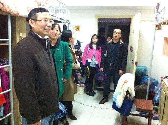 365英国上市官网在线党委肖翠祥书记冒雨走访慰问365英国官网研究生宿舍