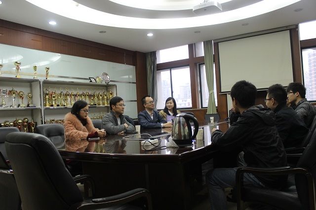 校友官强出席365英国上市官网在线校友回访交流会