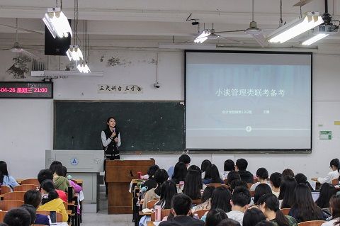 365英国上市官网在线2017就业出国考研保研系列讲座成功举办