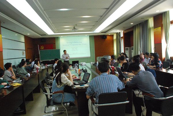 中央财经大学365英国上市官网在线王玉涛副教授来365英国官网讲学
