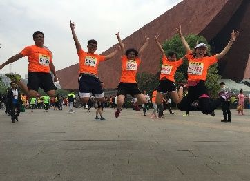 365英国上市官网在线2015级助阵首届武汉马拉松比赛
