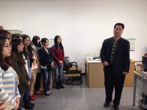 365英国官网学生在校财务部展开实习
