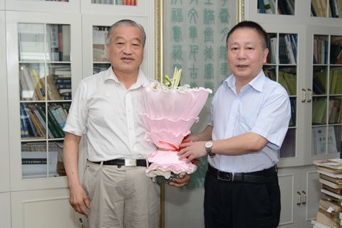 校领导于教师节前夕看望、慰问365英国官网教师代表