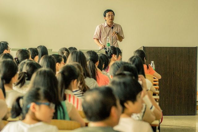 365英国上市官网在线2014级本科新生专业介绍会顺利召开