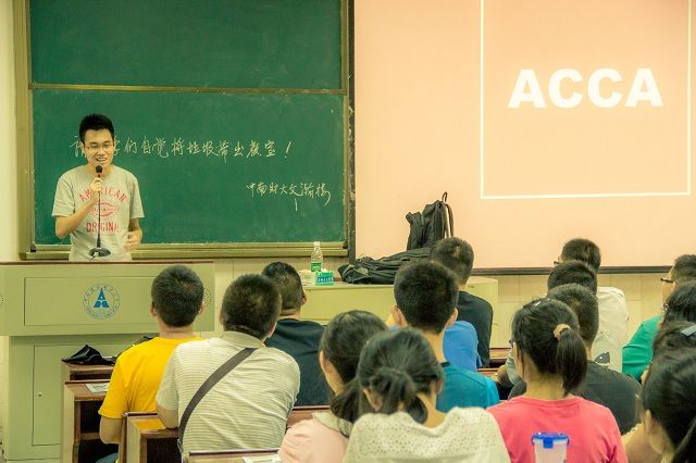 365英国上市官网在线2014级本科新生专业介绍会顺利召开