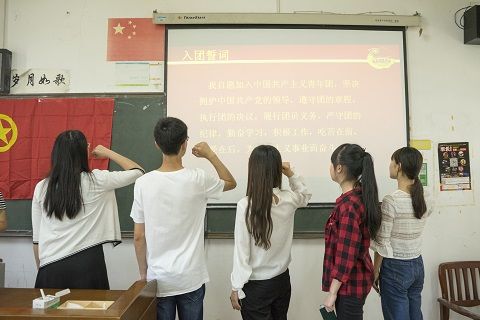 365英国上市官网在线第二次团支书例会暨新团员入团仪式圆满开展