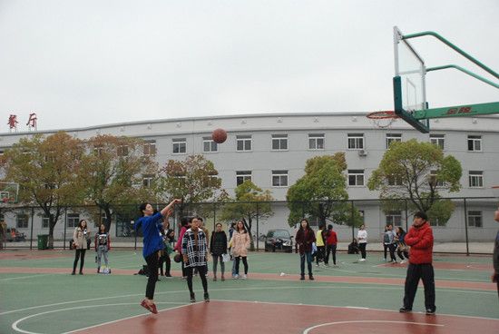 365英国上市官网在线研究生篮球友谊赛成功举办